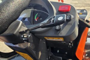 サムネイル: 平成6年　日立　ZW80S-5B　0.9㎥　ダブルヒーター仕様・スノースパイクタイヤ★使用時間143時間！★（車検令和8年11月）
