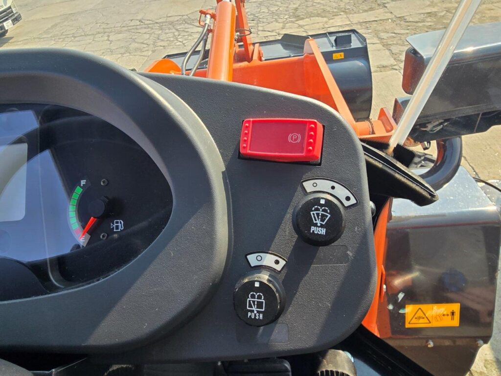 平成6年　日立　ZW80S-5B　0.9㎥　ダブルヒーター仕様・スノースパイクタイヤ★使用時間143時間！★（車検令和8年11月）