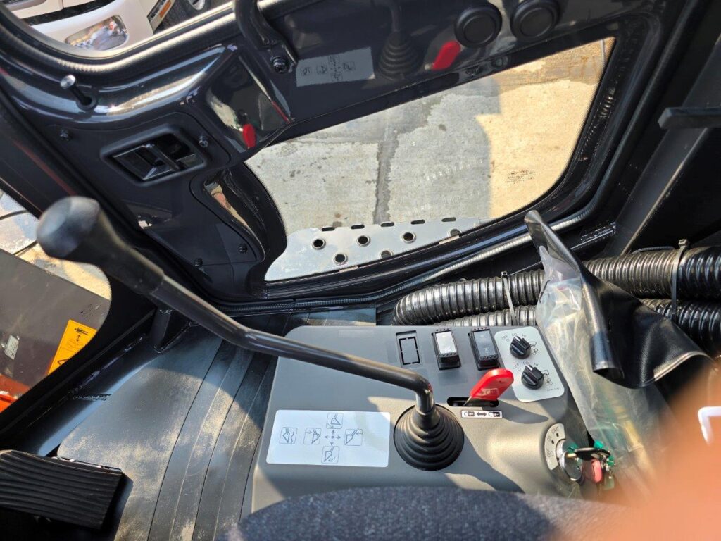 平成6年　日立　ZW80S-5B　0.9㎥　ダブルヒーター仕様・スノースパイクタイヤ★使用時間143時間！★（車検令和8年11月）