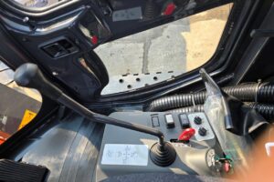 サムネイル: 平成6年　日立　ZW80S-5B　0.9㎥　ダブルヒーター仕様・スノースパイクタイヤ★使用時間143時間！★（車検令和8年11月）