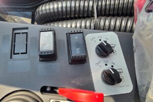 サムネイル: 平成6年　日立　ZW80S-5B　0.9㎥　ダブルヒーター仕様・スノースパイクタイヤ★使用時間143時間！★（車検令和8年11月）