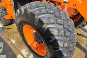 サムネイル: 平成6年　日立　ZW80S-5B　0.9㎥　ダブルヒーター仕様・スノースパイクタイヤ★使用時間143時間！★（車検令和8年11月）