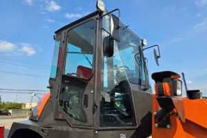サムネイル: 平成6年　日立　ZW80S-5B　0.9㎥　ダブルヒーター仕様・スノースパイクタイヤ★使用時間143時間！★（車検令和8年11月）