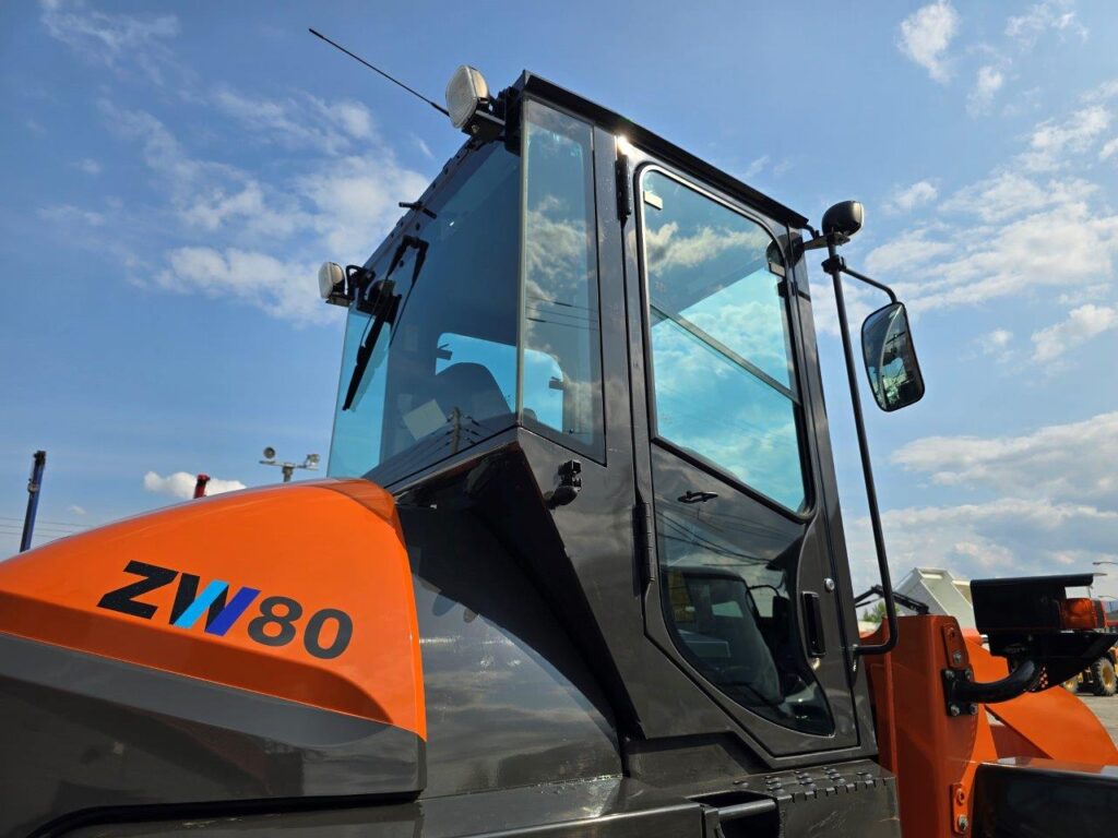 平成6年　日立　ZW80S-5B　0.9㎥　ダブルヒーター仕様・スノースパイクタイヤ★使用時間143時間！★（車検令和8年11月）