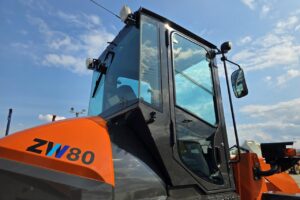 サムネイル: 平成6年　日立　ZW80S-5B　0.9㎥　ダブルヒーター仕様・スノースパイクタイヤ★使用時間143時間！★（車検令和8年11月）
