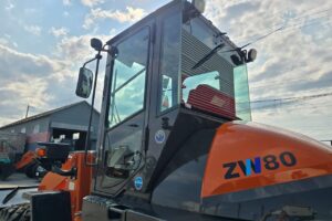 サムネイル: 平成6年　日立　ZW80S-5B　0.9㎥　ダブルヒーター仕様・スノースパイクタイヤ★使用時間143時間！★（車検令和8年11月）