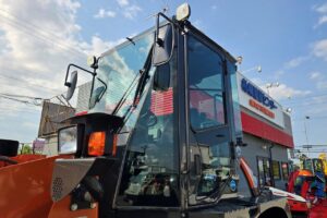 サムネイル: 平成6年　日立　ZW80S-5B　0.9㎥　ダブルヒーター仕様・スノースパイクタイヤ★使用時間143時間！★（車検令和8年11月）