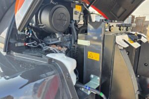サムネイル: 平成6年　日立　ZW80S-5B　0.9㎥　ダブルヒーター仕様・スノースパイクタイヤ★使用時間143時間！★（車検令和8年11月）