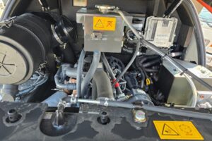 サムネイル: 平成6年　日立　ZW80S-5B　0.9㎥　ダブルヒーター仕様・スノースパイクタイヤ★使用時間143時間！★（車検令和8年11月）