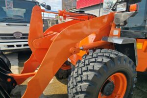 サムネイル: 平成6年　日立　ZW80S-5B　0.9㎥　ダブルヒーター仕様・スノースパイクタイヤ★使用時間143時間！★（車検令和8年11月）