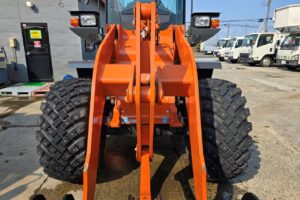 サムネイル: 平成6年　日立　ZW80S-5B　0.9㎥　ダブルヒーター仕様・スノースパイクタイヤ★使用時間143時間！★（車検令和8年11月）