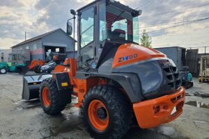 サムネイル: 平成6年　日立　ZW80S-5B　0.9㎥　ダブルヒーター仕様・スノースパイクタイヤ★使用時間143時間！★（車検令和8年11月）