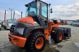 サムネイル: 平成6年　日立　ZW80S-5B　0.9㎥　ダブルヒーター仕様・スノースパイクタイヤ★使用時間143時間！★（車検令和8年11月）
