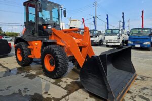 サムネイル: 平成6年　日立　ZW80S-5B　0.9㎥　ダブルヒーター仕様・スノースパイクタイヤ★使用時間143時間！★（車検令和8年11月）