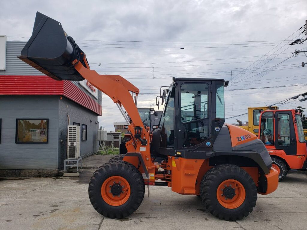 令和6年　日立　ZW80S-5B　0.9㎥　ダブルヒーター仕様・スノースパイクタイヤ★使用時間146時間！★（車検令和8年11月）