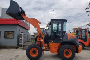 サムネイル: 令和6年　日立　ZW80S-5B　0.9㎥　ダブルヒーター仕様・スノースパイクタイヤ★使用時間146時間！★（車検令和8年11月）