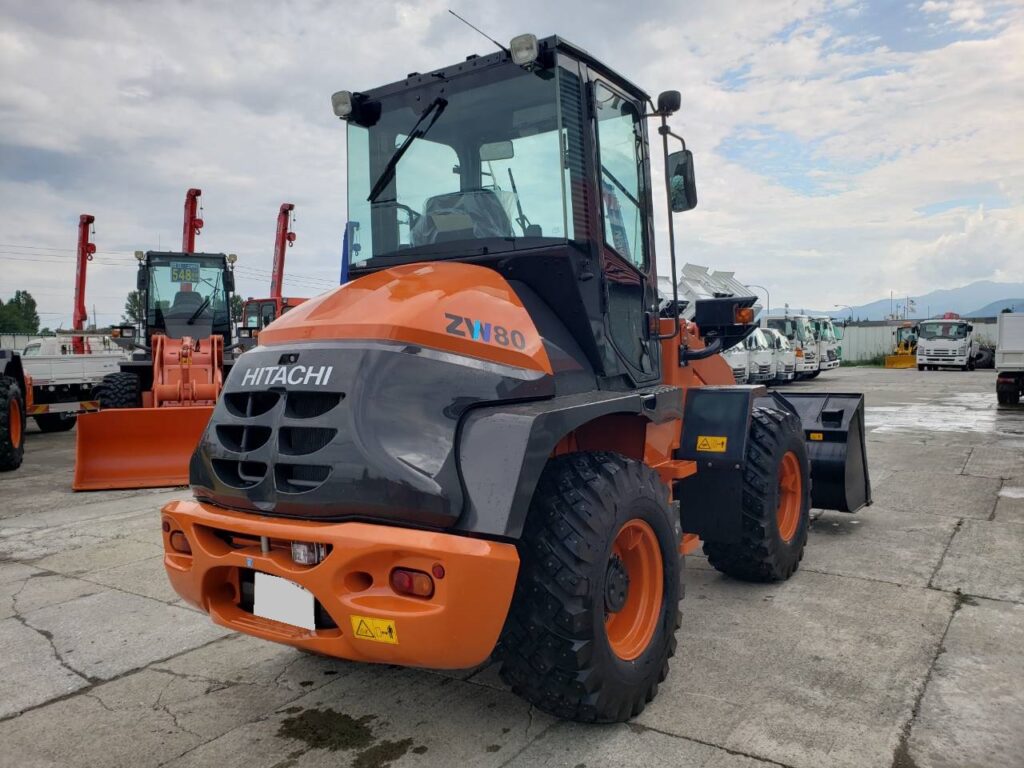 令和6年　日立　ZW80S-5B　0.9㎥　ダブルヒーター仕様・スノースパイクタイヤ★使用時間146時間！★（車検令和8年11月）