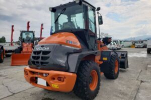 サムネイル: 令和6年　日立　ZW80S-5B　0.9㎥　ダブルヒーター仕様・スノースパイクタイヤ★使用時間146時間！★（車検令和8年11月）