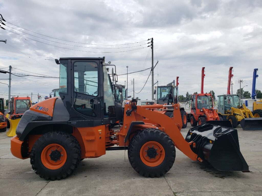 令和6年　日立　ZW80S-5B　0.9㎥　ダブルヒーター仕様・スノースパイクタイヤ★使用時間146時間！★（車検令和8年11月）