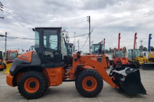 サムネイル: 令和6年　日立　ZW80S-5B　0.9㎥　ダブルヒーター仕様・スノースパイクタイヤ★使用時間146時間！★（車検令和8年11月）