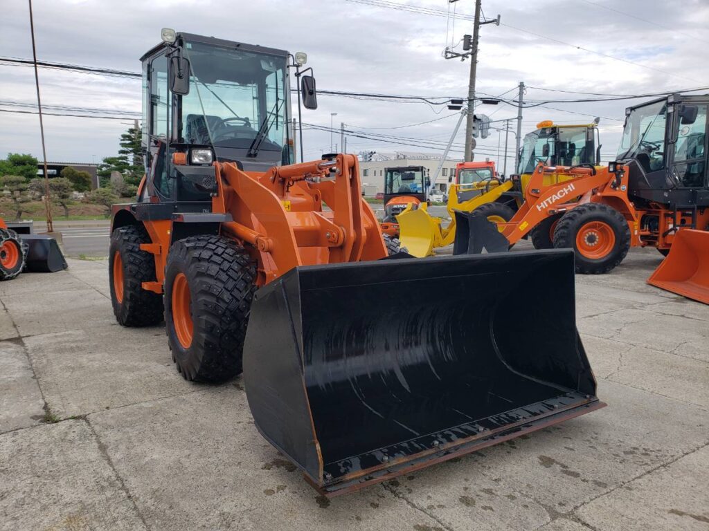 令和6年　日立　ZW80S-5B　0.9㎥　ダブルヒーター仕様・スノースパイクタイヤ★使用時間146時間！★（車検令和8年11月）
