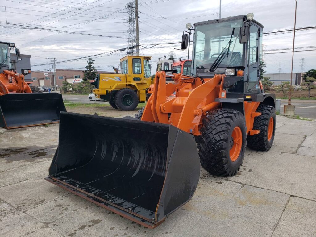 令和6年　日立　ZW80S-5B　0.9㎥　ダブルヒーター仕様・スノースパイクタイヤ★使用時間146時間！★（車検令和8年11月）