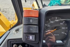 サムネイル: 平成21年　カワサキ　55DV　1.6㎥　Wキャビン・ワンタッチ式スノウプラウ付・スノースパイク（車検令和7年10月）
