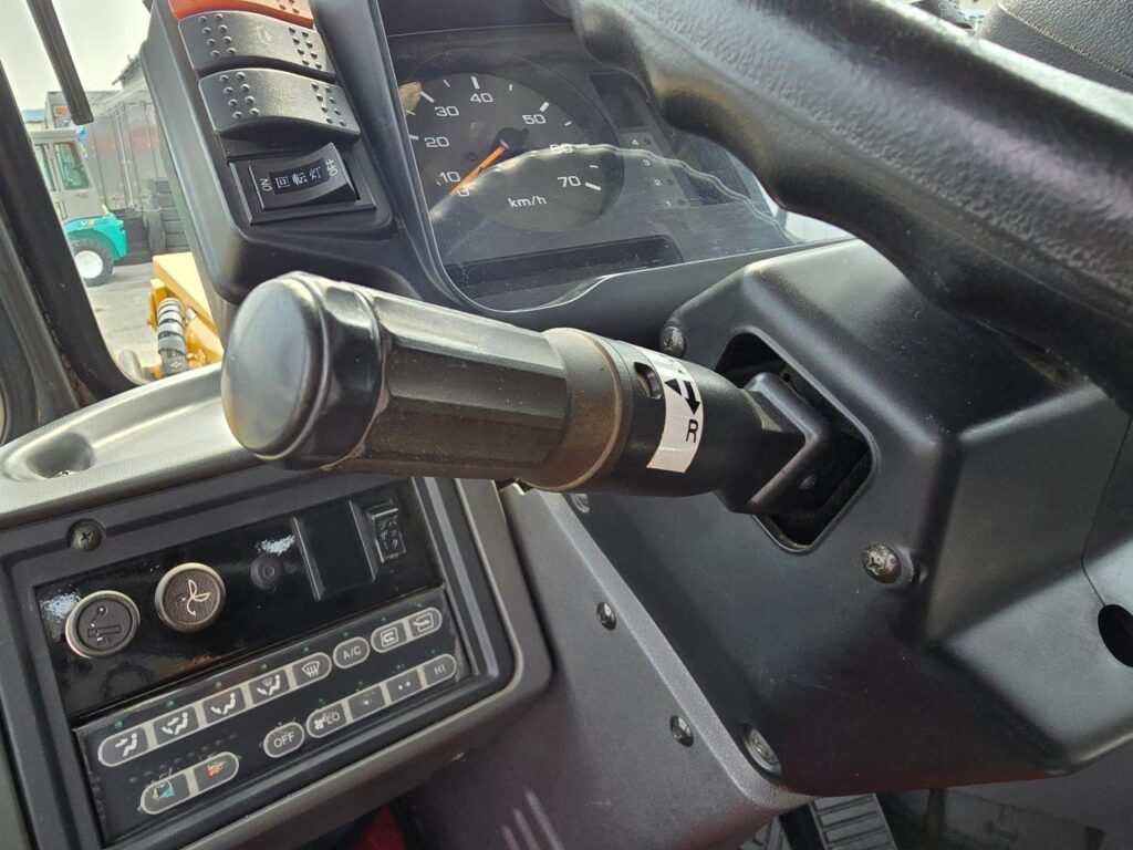 平成21年　カワサキ　55DV　1.6㎥　Wキャビン・ワンタッチ式スノウプラウ付・スノースパイク（車検令和7年10月）