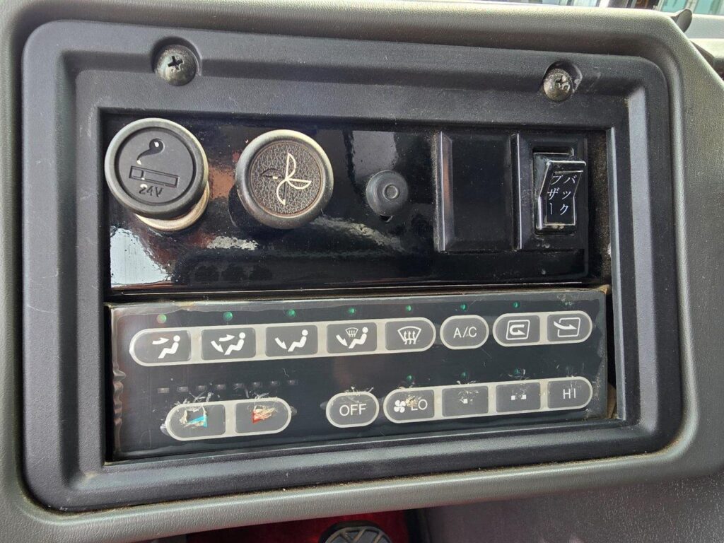 平成21年　カワサキ　55DV　1.6㎥　Wキャビン・ワンタッチ式スノウプラウ付・スノースパイク（車検令和7年10月）