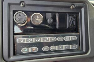 サムネイル: 平成21年　カワサキ　55DV　1.6㎥　Wキャビン・ワンタッチ式スノウプラウ付・スノースパイク（車検令和7年10月）
