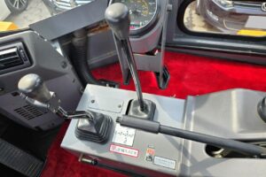 サムネイル: 平成21年　カワサキ　55DV　1.6㎥　Wキャビン・ワンタッチ式スノウプラウ付・スノースパイク（車検令和7年10月）