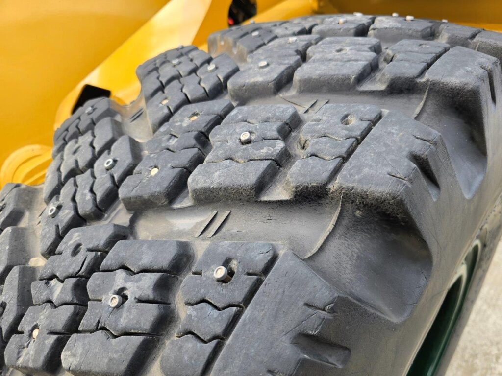 平成21年　カワサキ　55DV　1.6㎥　Wキャビン・ワンタッチ式スノウプラウ付・スノースパイク（車検令和7年10月）