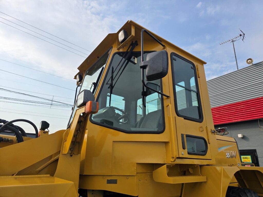 平成21年　カワサキ　55DV　1.6㎥　Wキャビン・ワンタッチ式スノウプラウ付・スノースパイク（車検令和7年10月）