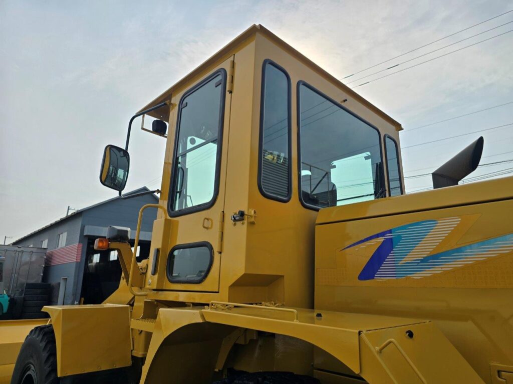平成21年　カワサキ　55DV　1.6㎥　Wキャビン・ワンタッチ式スノウプラウ付・スノースパイク（車検令和7年10月）