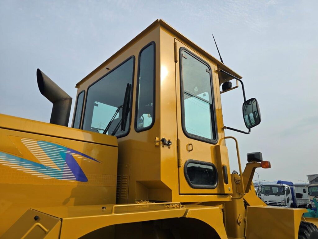 平成21年　カワサキ　55DV　1.6㎥　Wキャビン・ワンタッチ式スノウプラウ付・スノースパイク（車検令和7年10月）