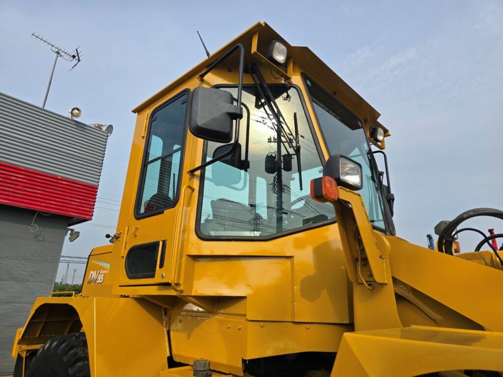 平成21年　カワサキ　55DV　1.6㎥　Wキャビン・ワンタッチ式スノウプラウ付・スノースパイク（車検令和7年10月）