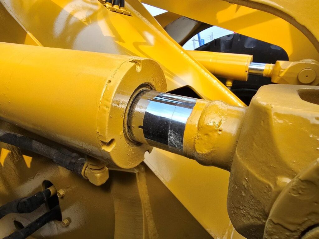 平成21年　カワサキ　55DV　1.6㎥　Wキャビン・ワンタッチ式スノウプラウ付・スノースパイク（車検令和7年10月）