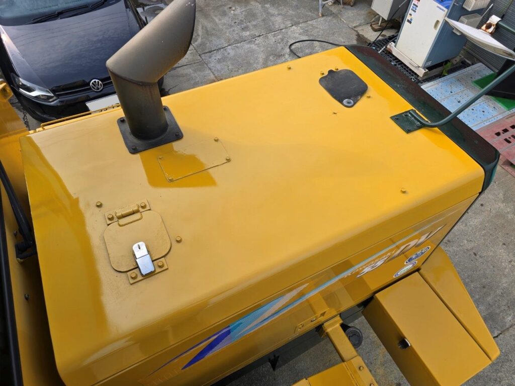平成21年　カワサキ　55DV　1.6㎥　Wキャビン・ワンタッチ式スノウプラウ付・スノースパイク（車検令和7年10月）