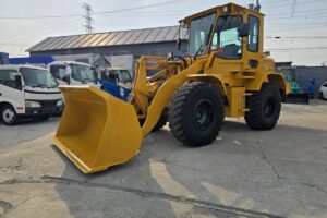 サムネイル: 平成21年　カワサキ　55DV　1.6㎥　Wキャビン・ワンタッチ式スノウプラウ付・スノースパイク（車検令和7年10月）