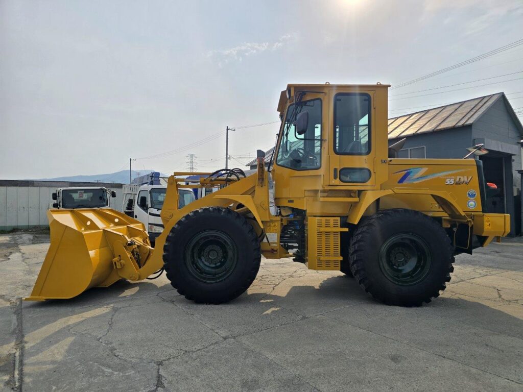 平成21年　カワサキ　55DV　1.6㎥　Wキャビン・ワンタッチ式スノウプラウ付・スノースパイク（車検令和7年10月）