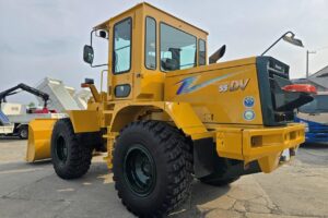 サムネイル: 平成21年　カワサキ　55DV　1.6㎥　Wキャビン・ワンタッチ式スノウプラウ付・スノースパイク（車検令和7年10月）