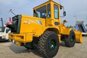サムネイル: 平成21年　カワサキ　55DV　1.6㎥　Wキャビン・ワンタッチ式スノウプラウ付・スノースパイク（車検令和7年10月）