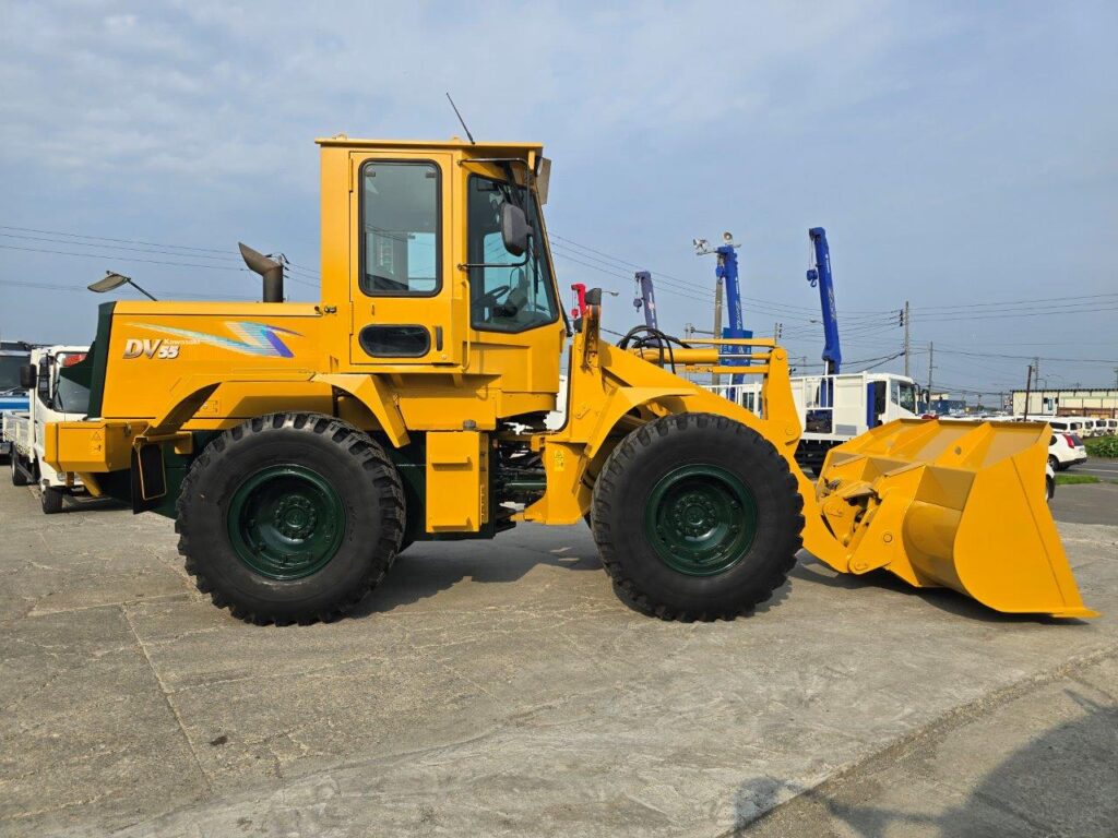 平成21年　カワサキ　55DV　1.6㎥　Wキャビン・ワンタッチ式スノウプラウ付・スノースパイク（車検令和7年10月）