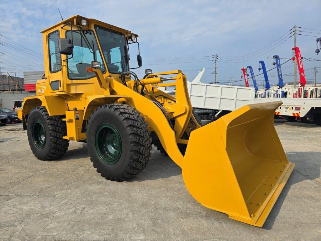 平成21年　カワサキ　55DV　1.6㎥　Wキャビン・ワンタッチ式スノウプラウ付・スノースパイク（車検令和7年10月）