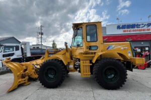 サムネイル: 平成21年　カワサキ　55DV　1.6㎥　Wキャビン・ワンタッチ式スノウプラウ付・スノースパイク（車検令和7年10月）