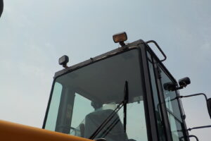 サムネイル: 平成18年　日立　ホイールローダー　LX110　★2.0立米★シャッター付バケット★スノースパイク★使用時間約1270HR★