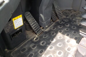 サムネイル: 平成18年　日立　ホイールローダー　LX110　★2.0立米★シャッター付バケット★スノースパイク★使用時間約1270HR★