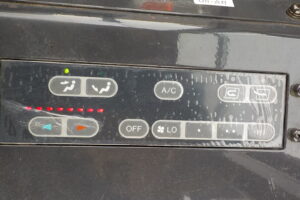 サムネイル: 平成18年　日立　ホイールローダー　LX110　★2.0立米★シャッター付バケット★スノースパイク★使用時間約1270HR★