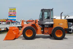 サムネイル: 平成18年　日立　ホイールローダー　LX110　★2.0立米★シャッター付バケット★スノースパイク★使用時間約1270HR★