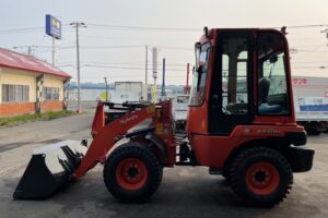 サムネイル: 令和6年　クボタR430M　0.4㎥　使用時間35HR‼　スノータイヤ装着　バケット幅158cm